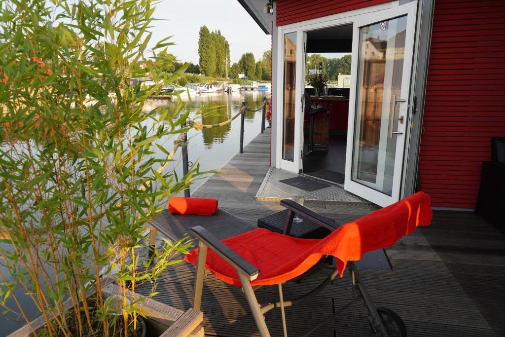 Hafen Perle — Terrasse mit Lounge und Rheinblick