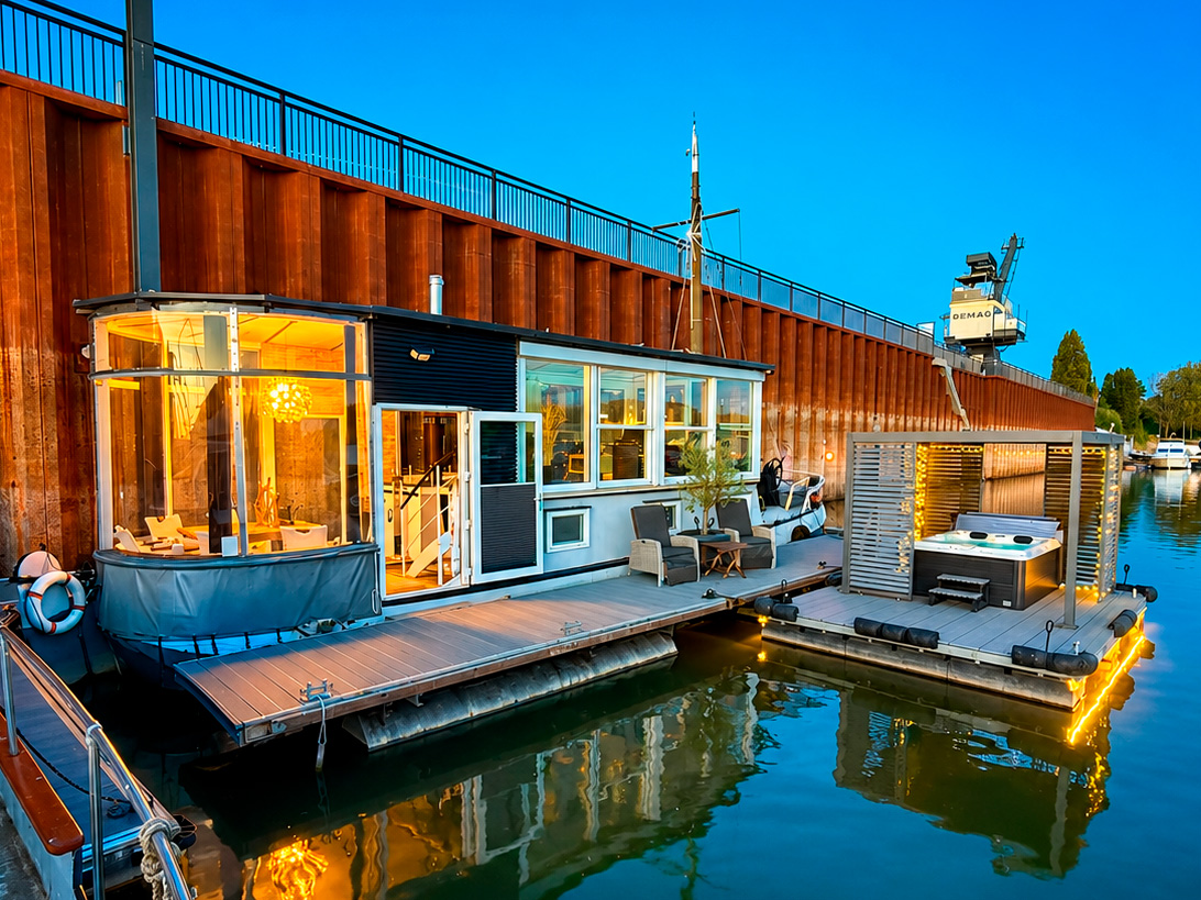 Hafen Residenz — Hausboot bei Abendlicht mit Jacuzzi